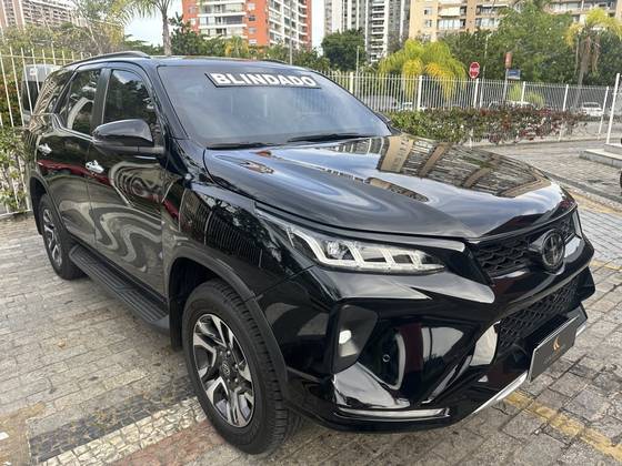 TOYOTA HILUX SW4 2.8 D-4D TURBO DIESEL DIAMOND 7L 4X4 AUTOMÁTICO